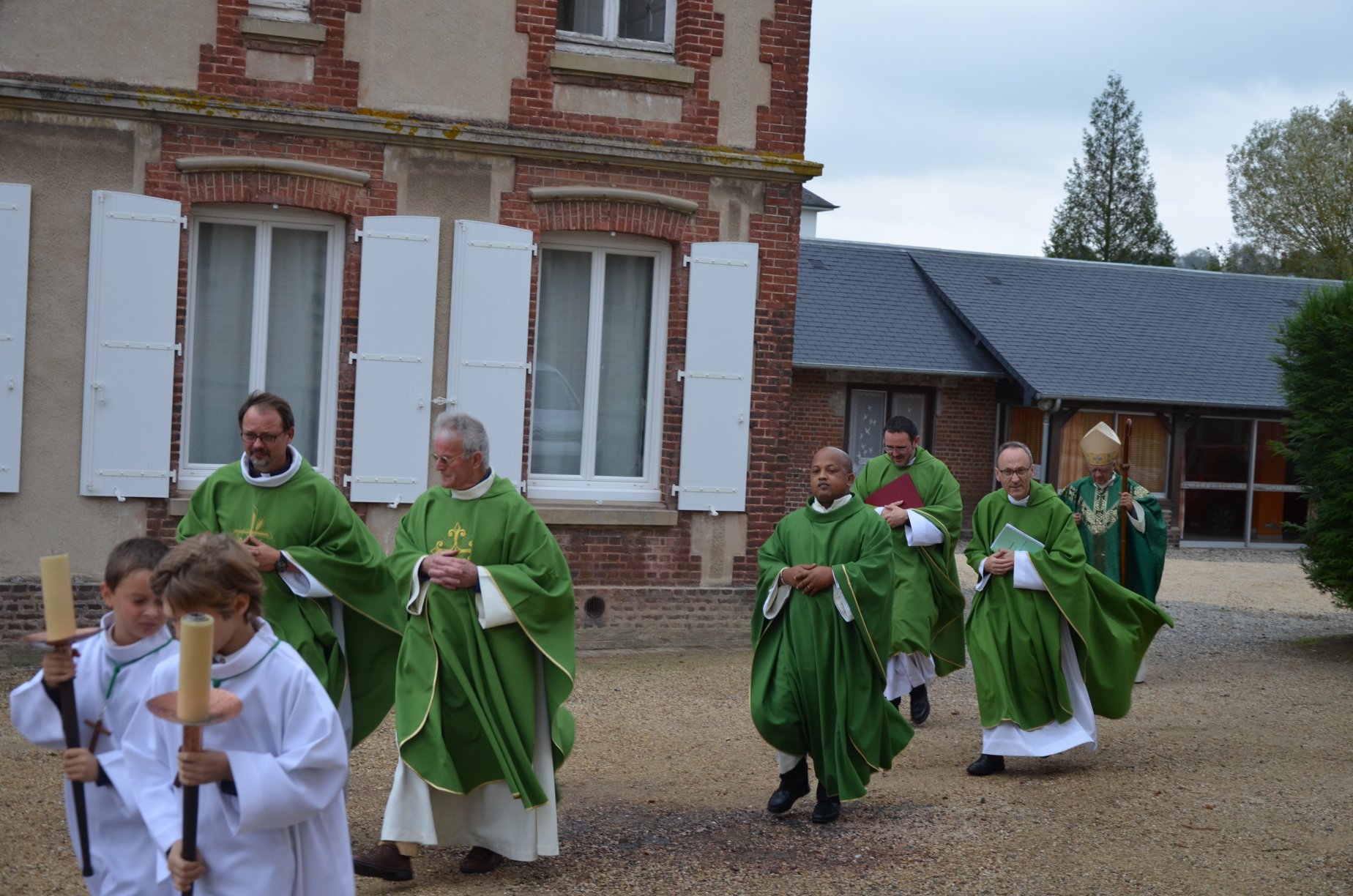 nos prêtres et diacres